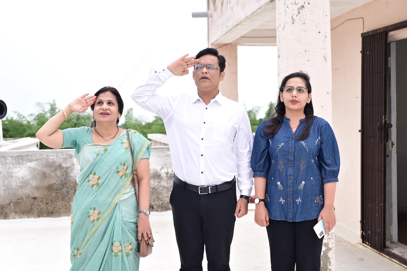 Parents of Class 10 Topper Naithik Nilesh Bhandari hoisting the National Flag
